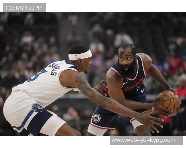 兰德尔半场表现稳定12投4中贡献13分5篮板1助攻状态回暖助力球队奋战 兰德尔半场表现稳定12投4中贡献13分5篮板1助攻状态回暖助力球队奋战